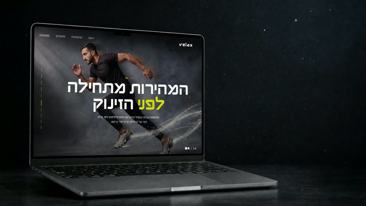 ליאב מצרי ליד לפטופ עם אתר חדש